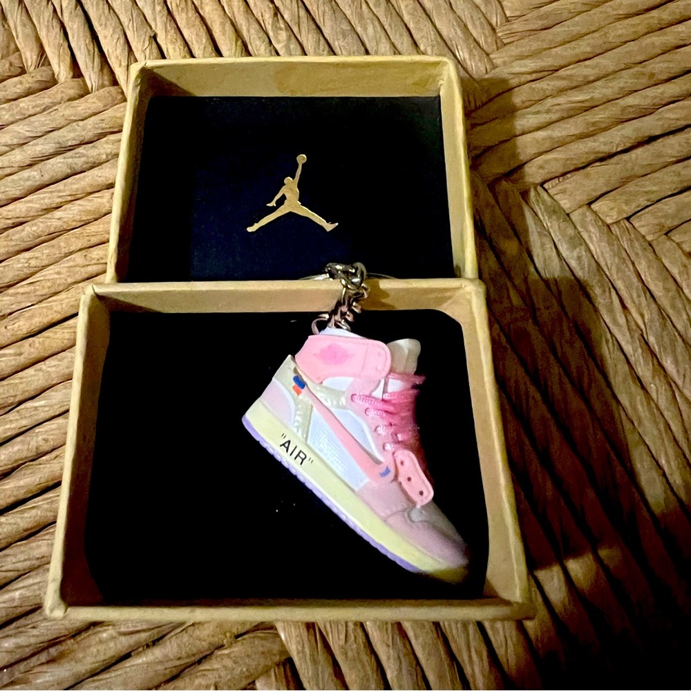3D offwhite custom Pink keychain!!!